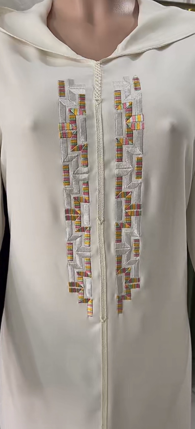 Jellaba marocaine moderne de couleur blanche. - image 3