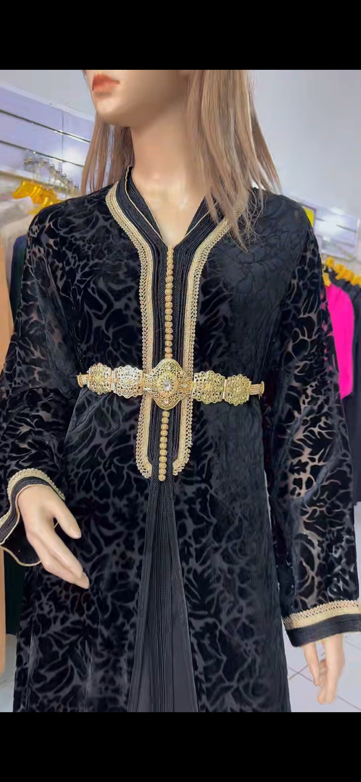 تكشيطة مخمل سوداء فاخرة بحزام ذهبي - image 5