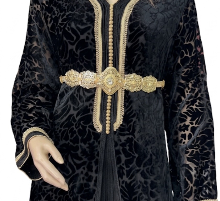 تكشيطة مخمل سوداء فاخرة بحزام ذهبي - image 6
