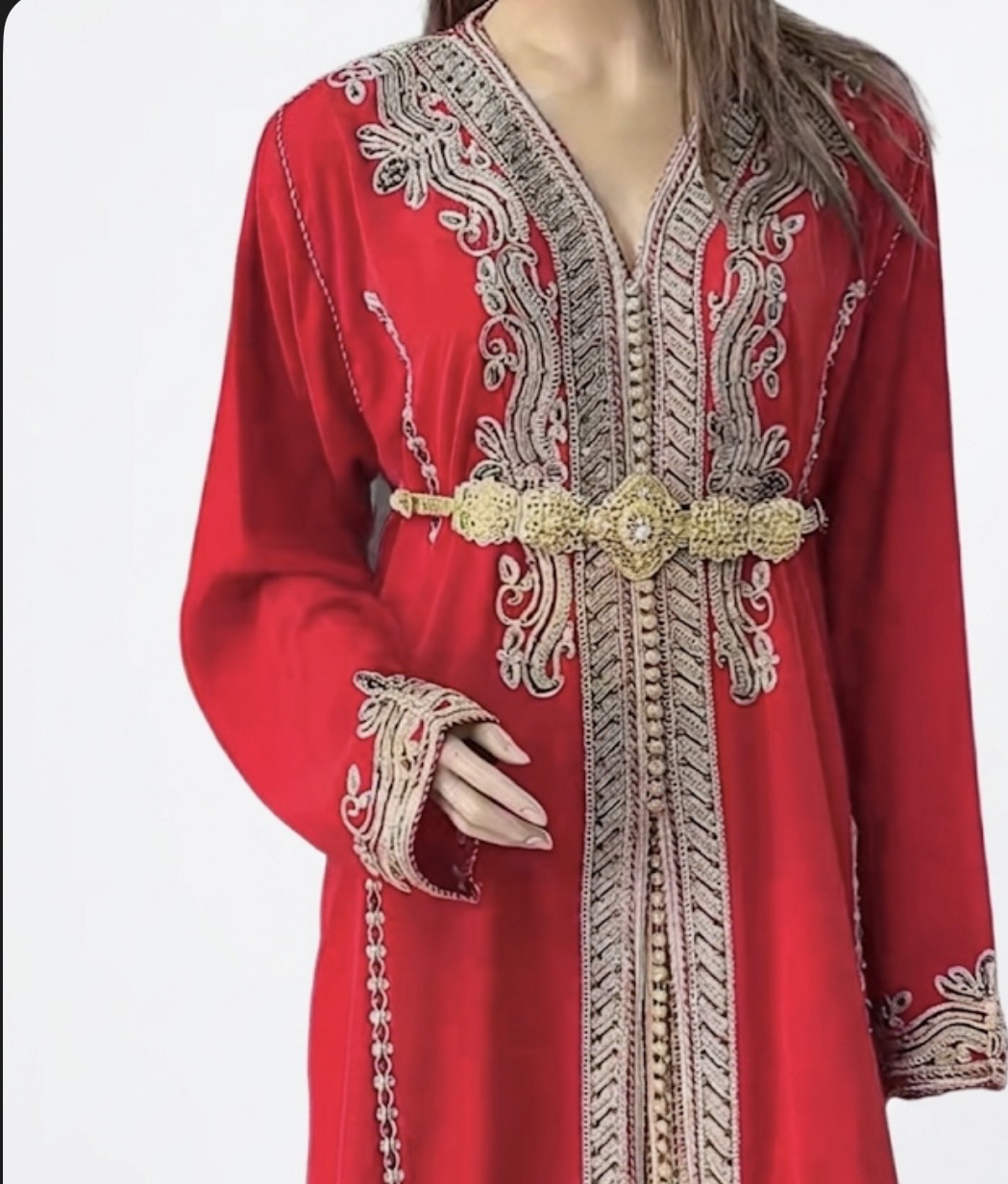 تكشيطة حمراء ملكية بتطريز ذهبي فاخر - image 2