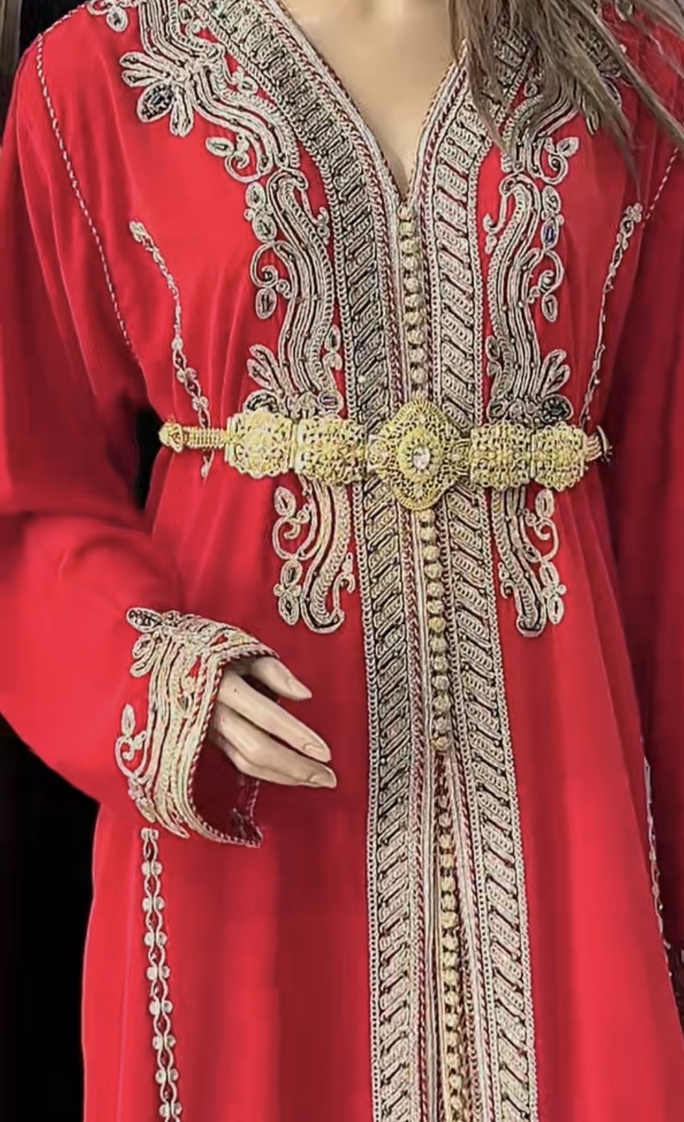 تكشيطة حمراء ملكية بتطريز ذهبي فاخر - image 3