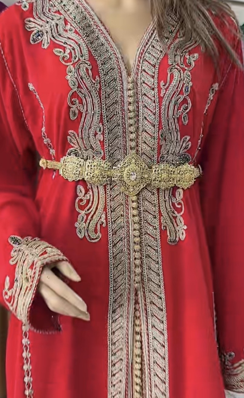 تكشيطة حمراء ملكية بتطريز ذهبي فاخر - image 5