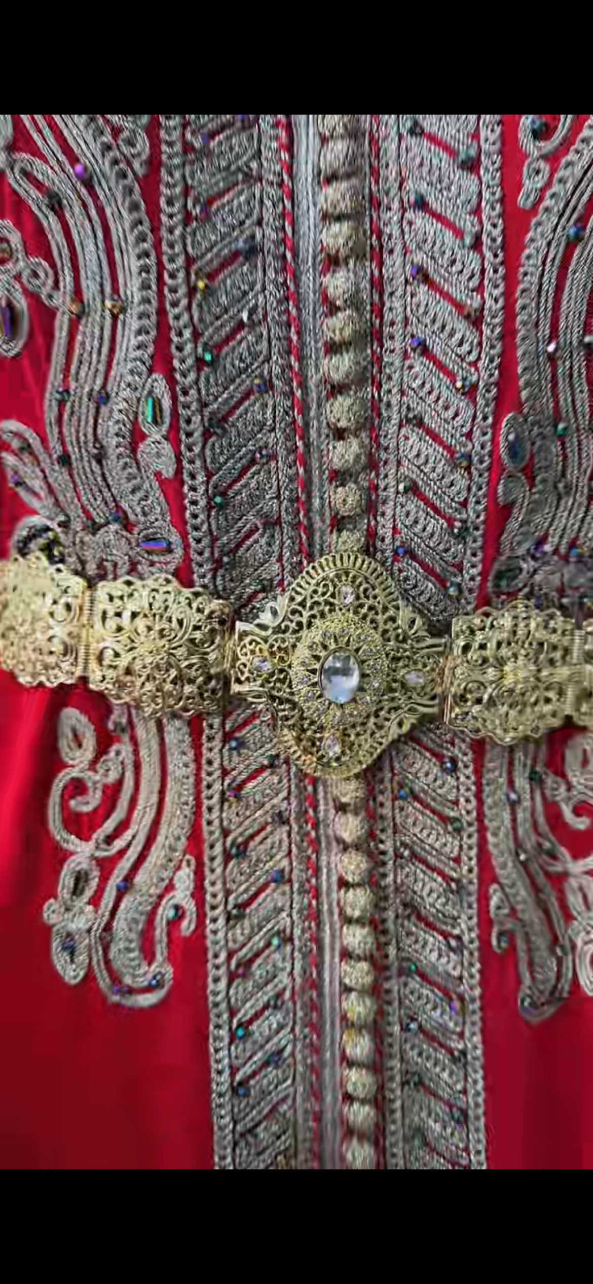 تكشيطة حمراء ملكية بتطريز ذهبي فاخر - image 6